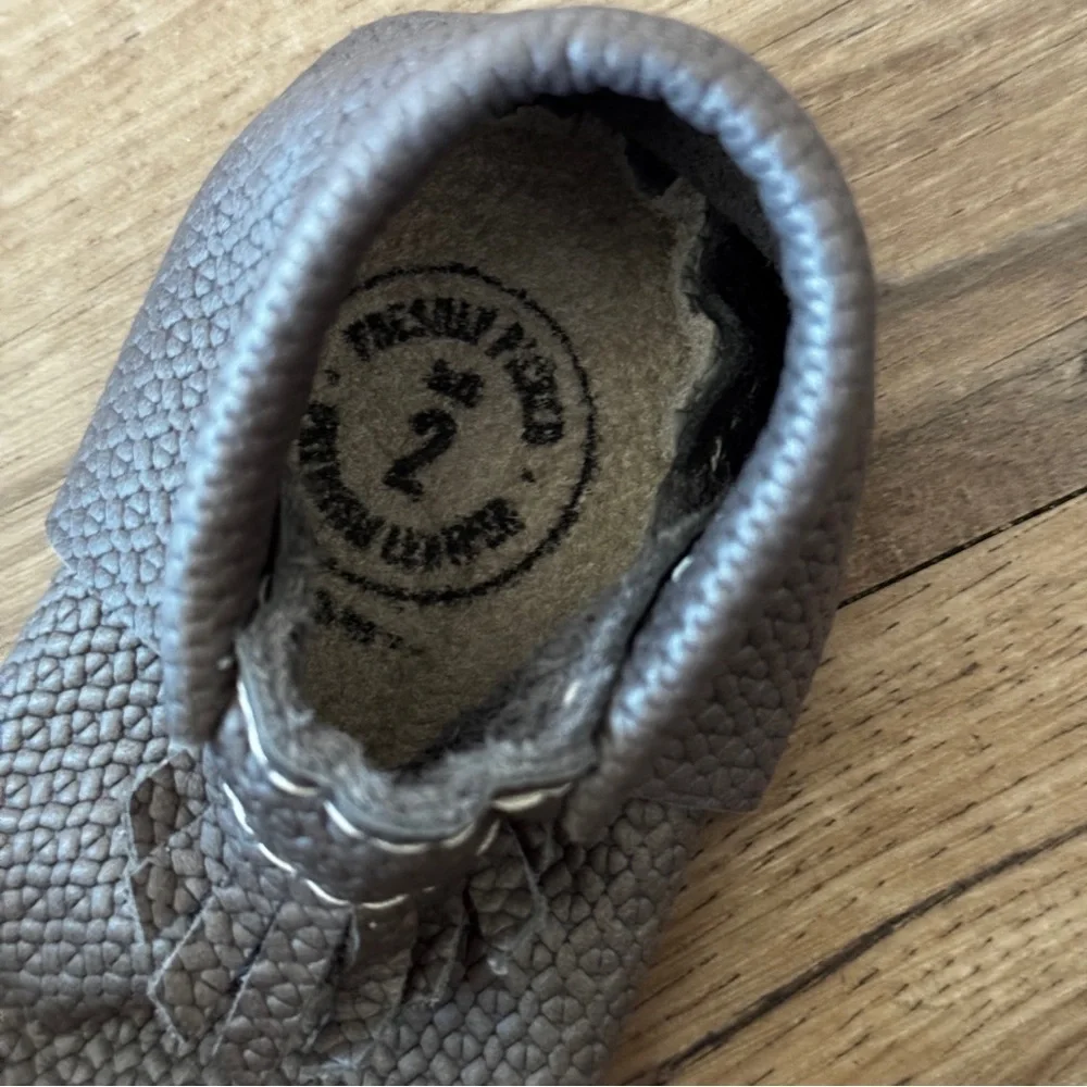 Freshly picked gray leather moccasin fringe size 2